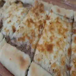 فطيرة لحم مشكل بالجبن